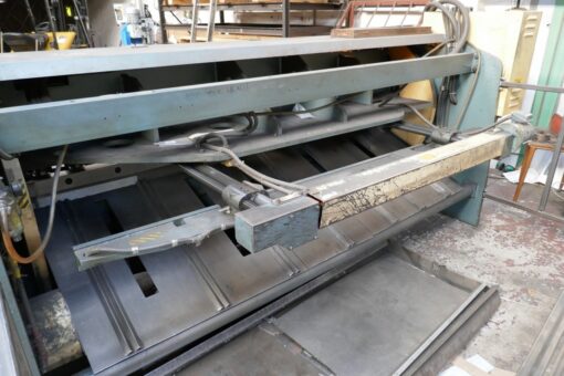 SOLD / Amada M2545 Mechanical Shear - Image 2